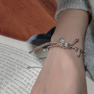 Bracelet cheval bohème vintage en argent S925 avec cordon tressé main sur bois rustique