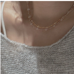 Détail de colliers superposés en argent S925 avec perles et cristaux facettés