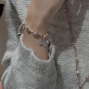 Bracelet en argent S925 avec breloque cheval et perles vintage sur fond tricoté