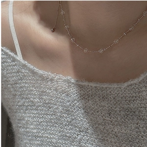 Détail du collier en argent S925 avec perles de cristal étincelantes sur un cou