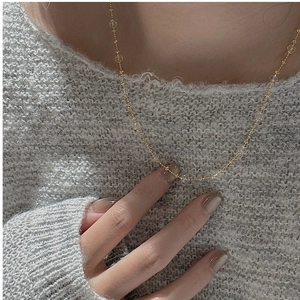 Détail du collier élégant en argent S925 doré avec perles de cristal sur un mannequin