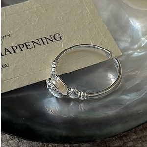 Macro shot of S925 sterling silver shell ring with white pearl on rainbow shell base