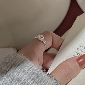 Retro S925 sterling silver ring with shell texture and rope knot detail on thumb