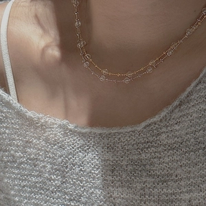 Collier double épaisseur en argent S925 avec perles de cristal sur le mannequin