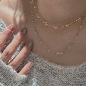 Collier double rang minimaliste en argent S925 avec perles sur mannequin en pull tricoté