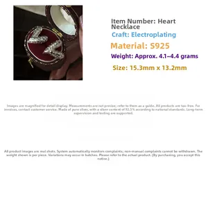 Détail du pendentif coeur en argent S925 avec texture en grille coupée par commande CNC