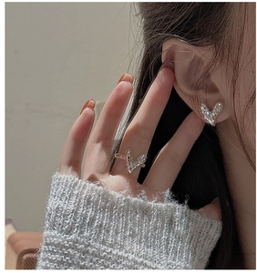 Détail d'un ensemble bague et boucle d'oreille cœur en argent S925 à surface scintillante