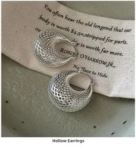 Détail de boucles d'oreilles évidées en argent sterling S925 avec poinçon authentique