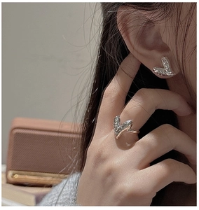Détail d'un ensemble bague et boucles d'oreilles en argent S925 au design géométrique
