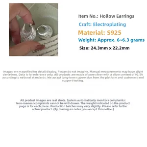 Détail des boucles d'oreilles en argent S925 avec design maillé ajouré de 24,3 mm de taille