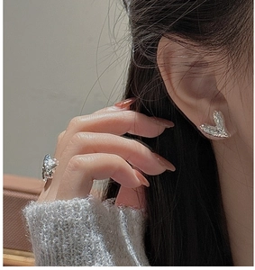 Vue détaillée de l'ensemble boucles d'oreilles et bague cœur en argent S925 facetté CNC