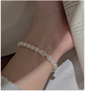 Gros plan d'un élégant bracelet en argent S925 avec perles blanches sur un poignet
