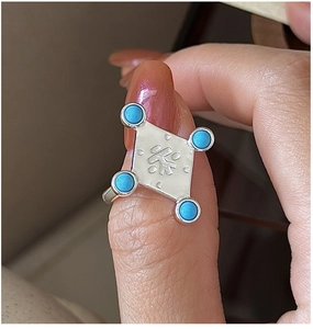 Close-up of S925 sterling silver ring with turquoise stones and 'Tea' character engraving