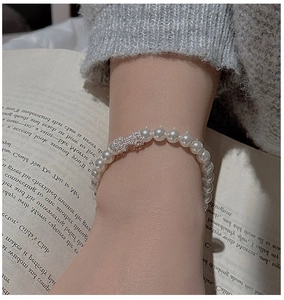 Gros plan du bracelet en perles d'argent S925 avec nœud en cristal sur le poignet