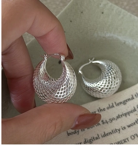Gros plan détaillé des créoles en argent S925 avec texture mesh creuse et style vintage