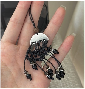 Détail du collier bohème en argent S925 avec nœuds tissés et perles décoratives