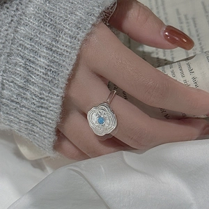 Vintage S925 sterling silver flower ring with turquoise stone on model's finger