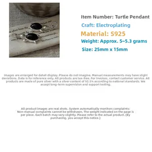 Détail macro du pendentif tortue en argent sterling S925 avec pierre noire polie