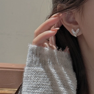 Boucles d'oreilles cœur en argent 925 avec texture martelée portées par un mannequin