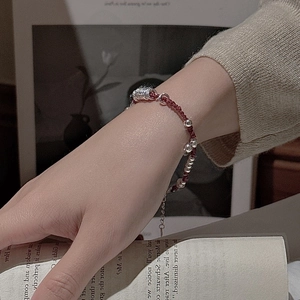 Bracciale minimalista in argento S925 con corda rossa e perline incise sul polso