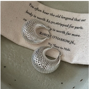 Macro des boucles d'oreilles en argent S925 ajourées avec poinçon d'authenticité