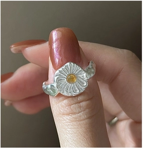 Detailed shot of S925 sterling silver daisy ring with yellow crystal and hammered texture