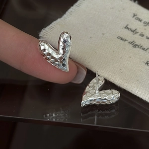 Boucles d'oreilles cœur élégantes en argent S925 avec surface géométrique facettée