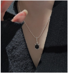 Détail du pendentif tortue en argent S925 avec émail noir sur une chaîne O délicate