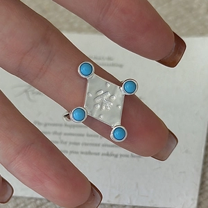 S925 sterling silver vintage ring with turquoise stones and central engraved character