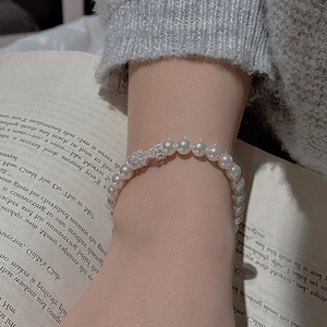 Bracelet perles en argent S925 avec nœud en cristal étincelant sur poignet féminin