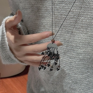 Long collier pull en argent S925 avec pendentif demi-cercle et détails de franges noires