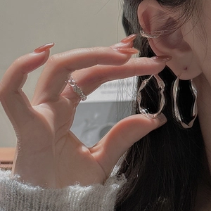 Minimalist S925 sterling silver wavy hoop earrings and ring set worn by a model