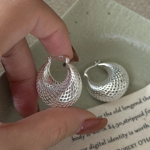Créoles minimalistes en argent sterling S925 avec design en maille creuse et fermoir