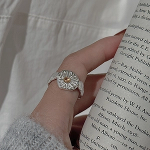 S925 sterling silver daisy ring with yellow crystal and handcrafted hammered texture finish