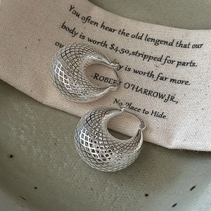 Boucles d'oreilles créoles C en argent S925 avec texture creuse 3D sur un plat