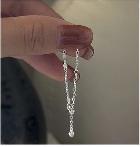 Detail of a thin S925 sterling silver chain ring featuring textured links and beads