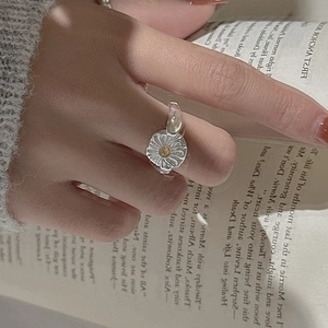 Elegant S925 sterling silver daisy ring with yellow crystal center on model's finger