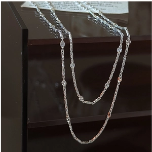 Detailed close-up of S925 silver chain with diamond-cut beads on a black stand