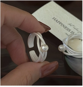 Dettaglio del marchio S925 su anello in argento opaco con perla bianca tonda