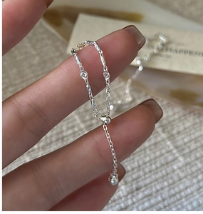 Detail of adjustable S925 sterling silver chain ring with shiny faceted bead
