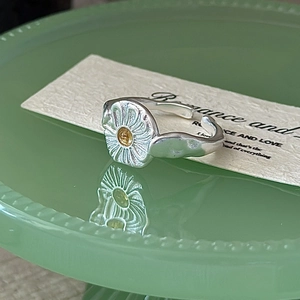 Minimalist S925 sterling silver daisy ring with yellow crystal and vintage texture