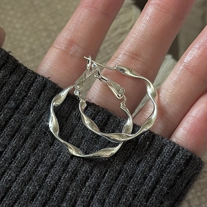 Pair of minimalist S925 sterling silver wavy hoop earrings with high-polished finish