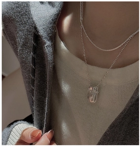 Détail du collier S925 argent à double rang avec chaîne tennis et pendentif ovale organique