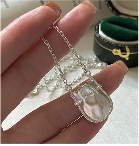 Gros plan détaillé du collier en argent S925 avec pendentif en métal liquide et chaîne fine