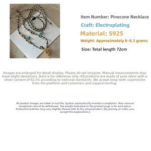 Détail du collier pigne de pin en argent S925 avec cordon tressé et perles turquoise