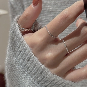 Three-piece S925 sterling silver ring set featuring minimalist textured and chain bands