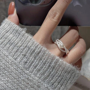 Anello multistrato in argento sterling S925 minimalista con perla bianca sulla mano