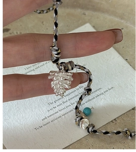 Détail du collier pignon en argent S925 avec cordelette tressée à la main style nomade