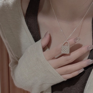 Collier en argent sterling S925 avec pendentif sac miniature porté par un mannequin