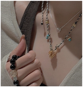 Détail du collier ethnique en argent S925 avec pendentif pomme de pin et perles turquoise